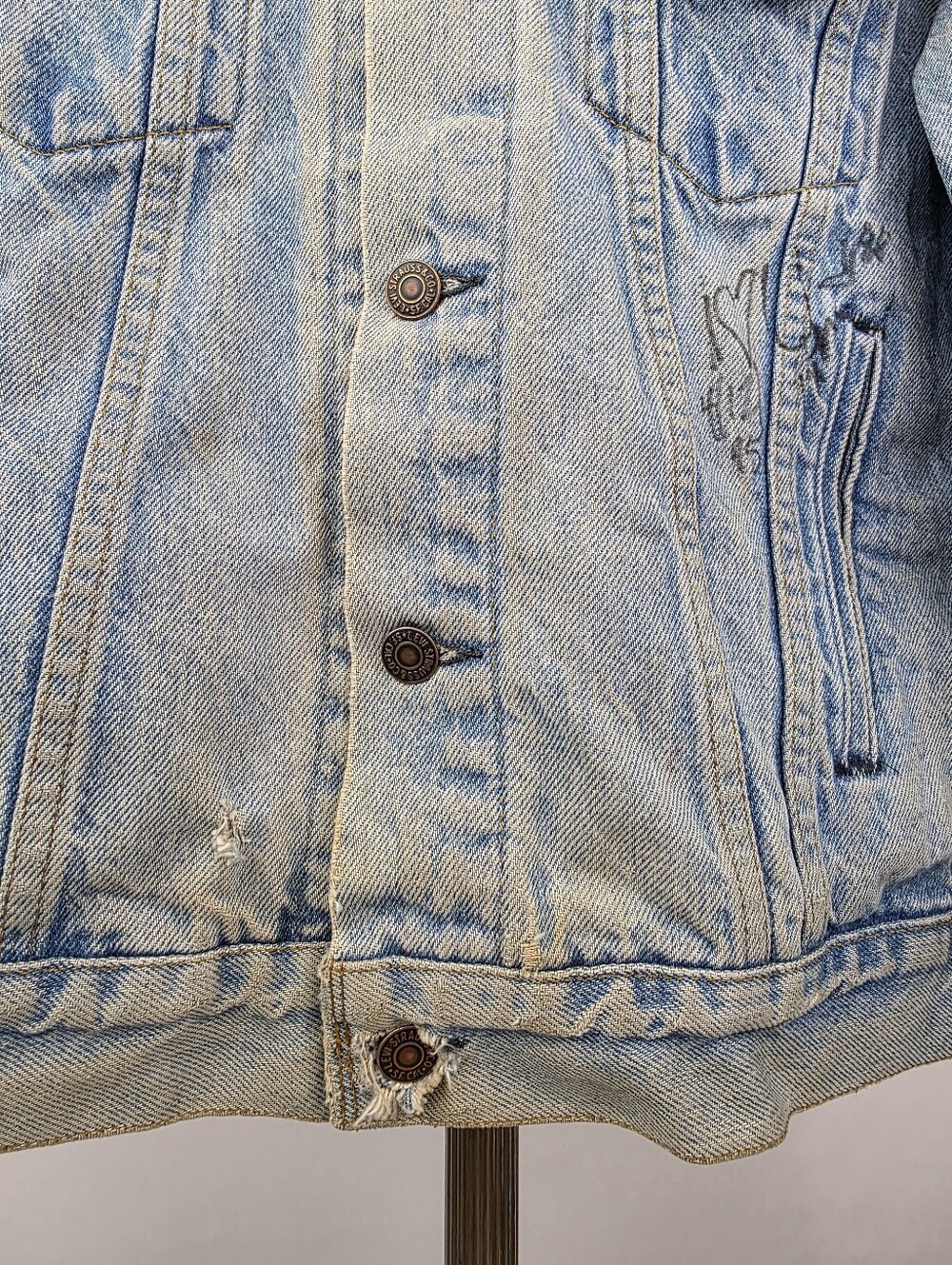 Levi's Vintage 80's Blue Denim Type III Trucker Distressed Jacket Size 42 - Picture 7 of 12